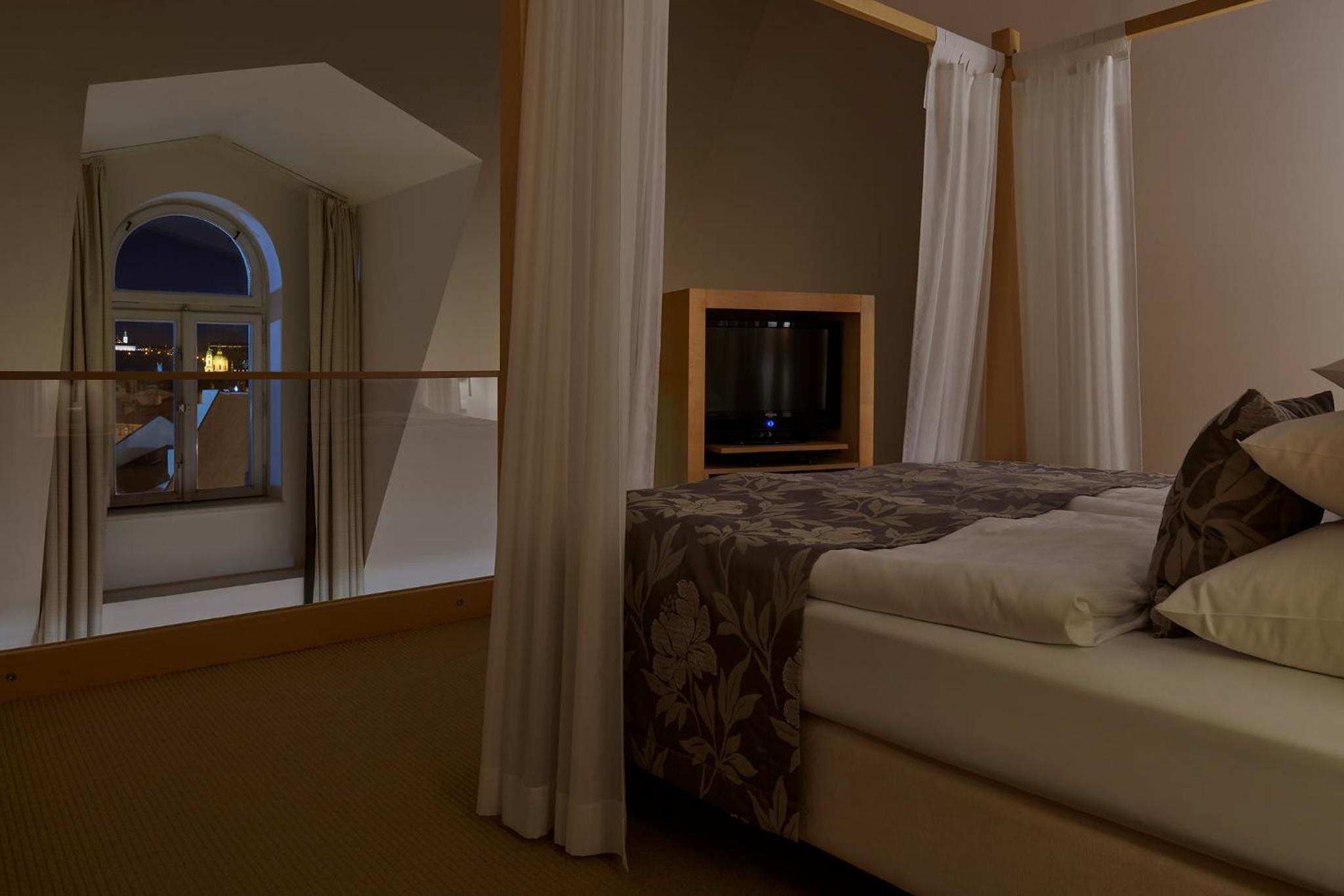 Junior Suite, Queen Bed, Sofa, Attic