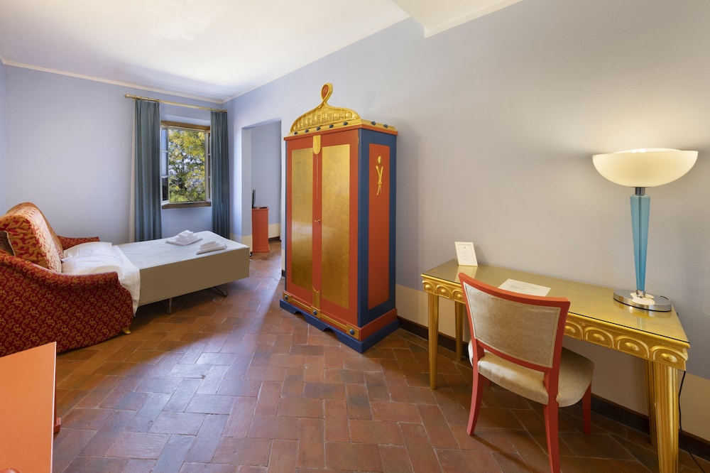غرفة تنفيذية بسريرين منفصلين بإطلالة على الحديقة مع أريكة، Villa Castiglione 4/8