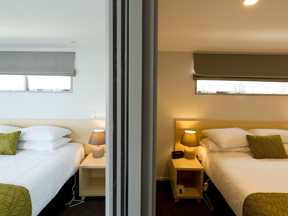 2 On Whiteleigh Motel 28/59