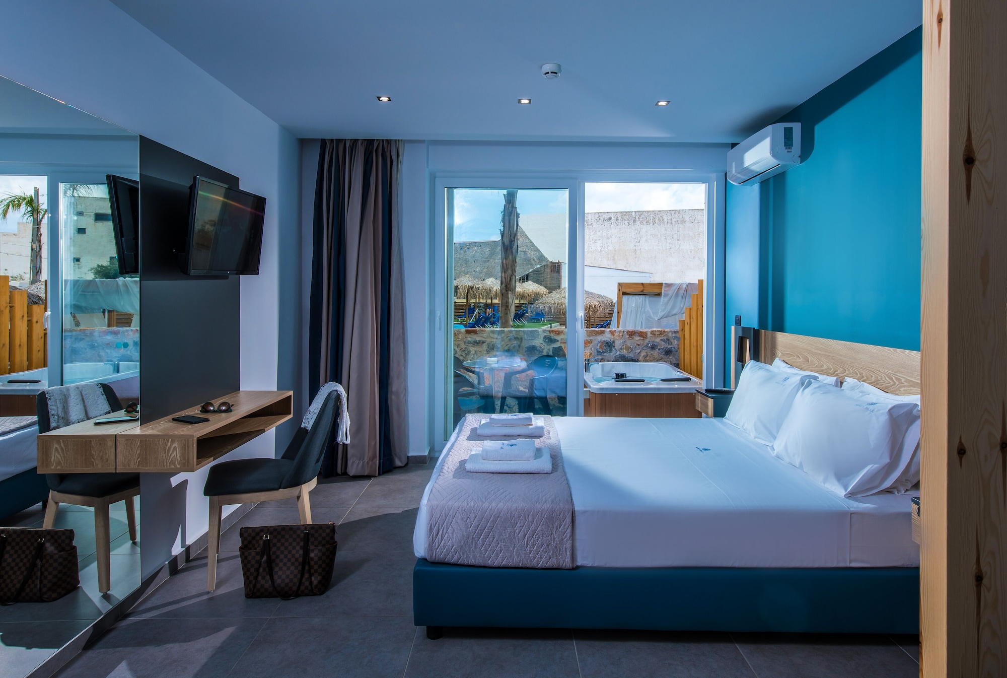 Superior, 1 King and 1 Single Beds, Outdoor Jetted Tub، Enorme Infinity Beach 5/9
