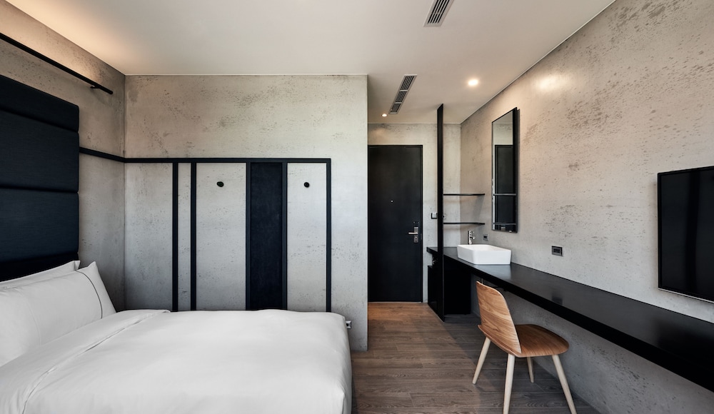 Water Front Hotel 24/67