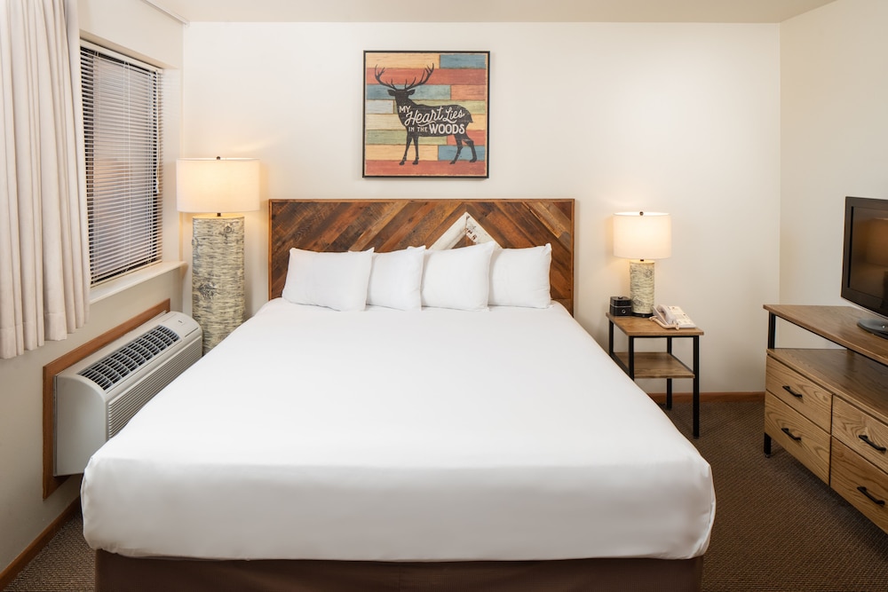 1 Bedroom, Country, Queen Bed, Country Side View, Sofa