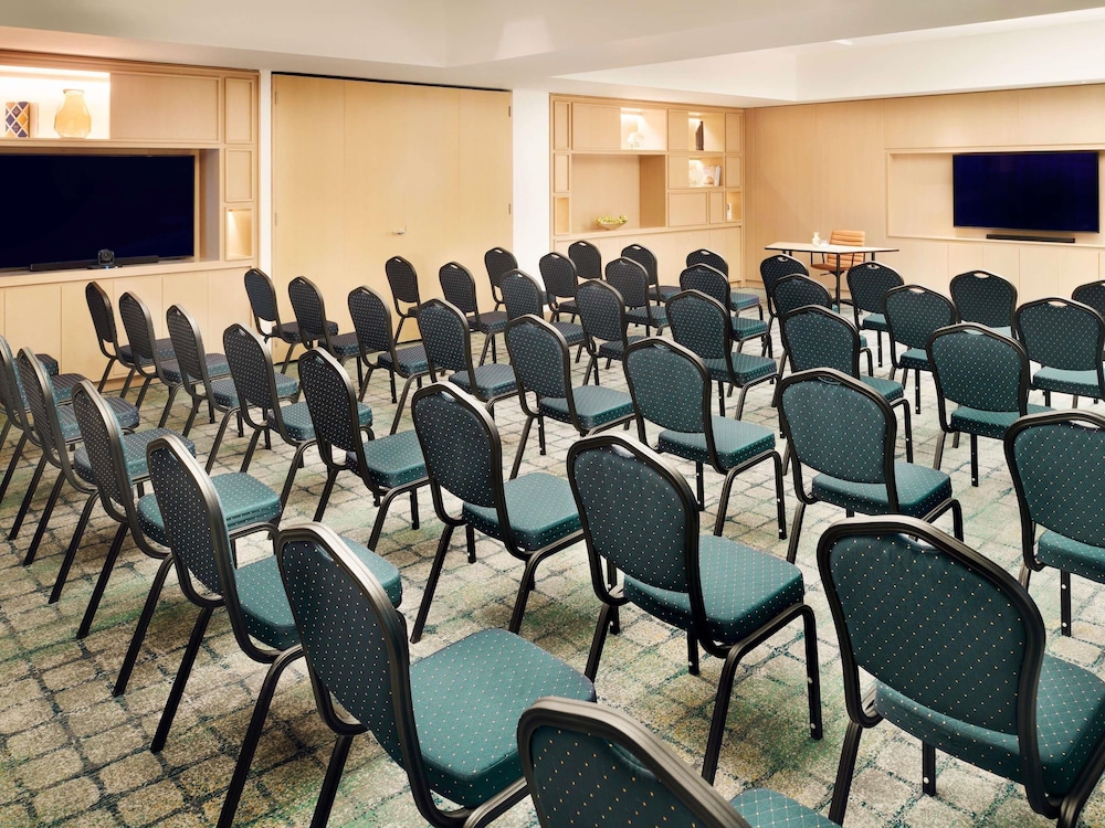 Movenpick Resort Al Marjan Island 34/42