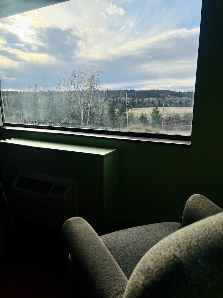 Lively Inn & Suites 57/61