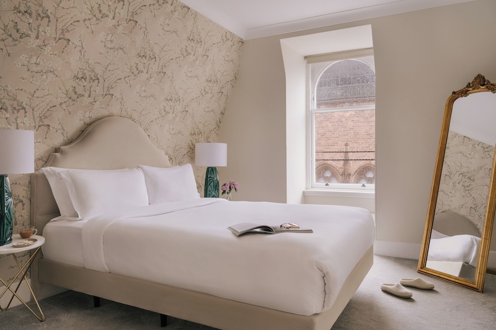 1 Bedroom, Suite, Queen Bed, Street View