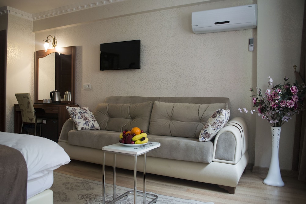 Peradise Hotel 28/50