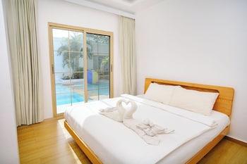 Deluxe, Suite, Queen Bed, Pool View, Pool Access