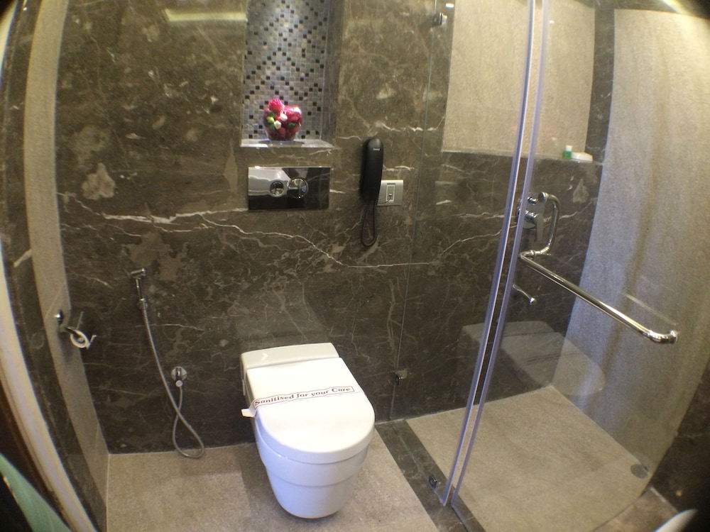 Ivory Tower Hotel 34/37