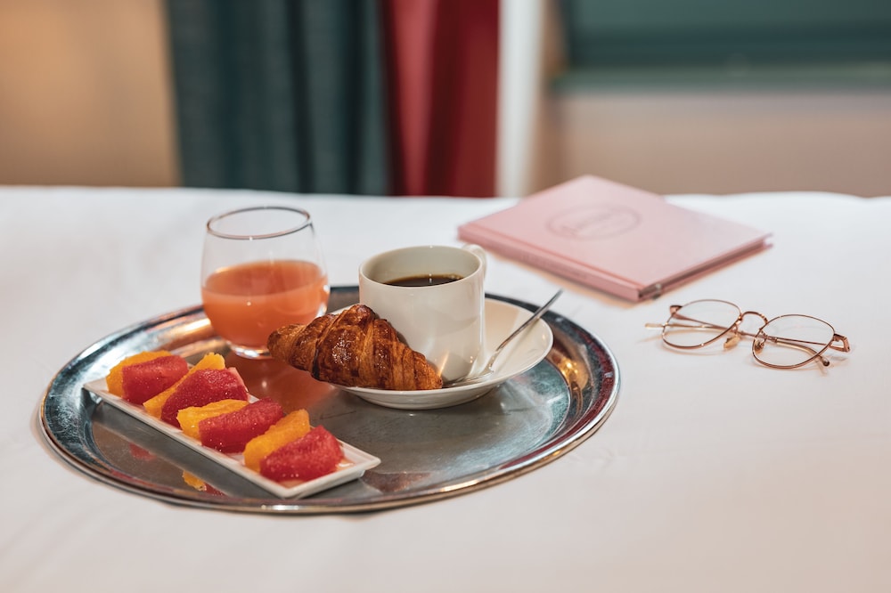 Hotel Le Petit Paris 54/63