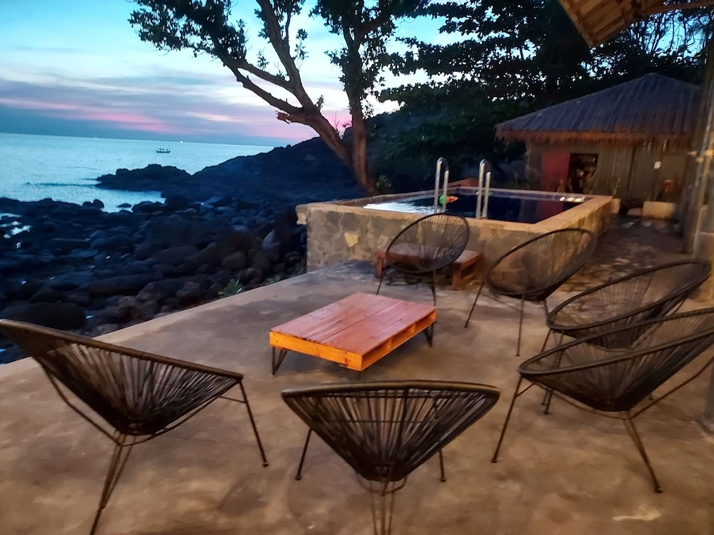 Cliff Cottage Resort 53/75