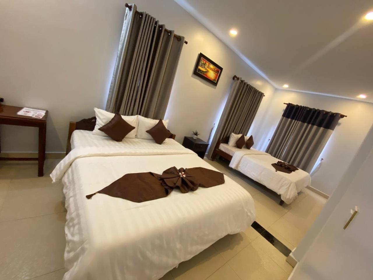 Two Moons Hotel 21/48