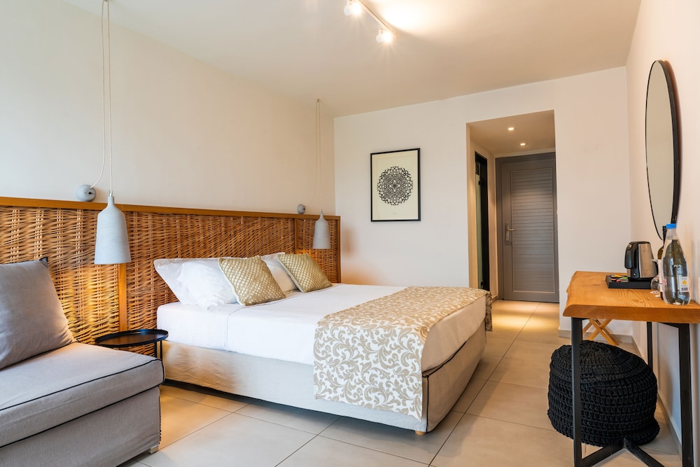 Superior, Bungalow, Queen Bed, Garden View, 2 Sofa