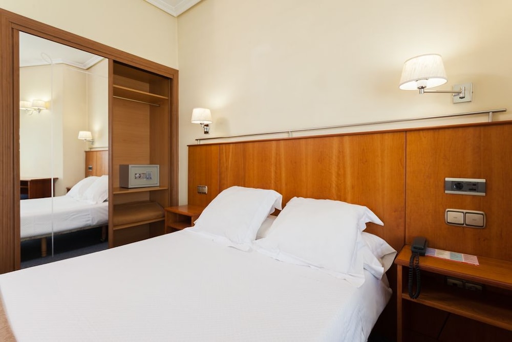 Ciudad de Compostela Hotel 7/22