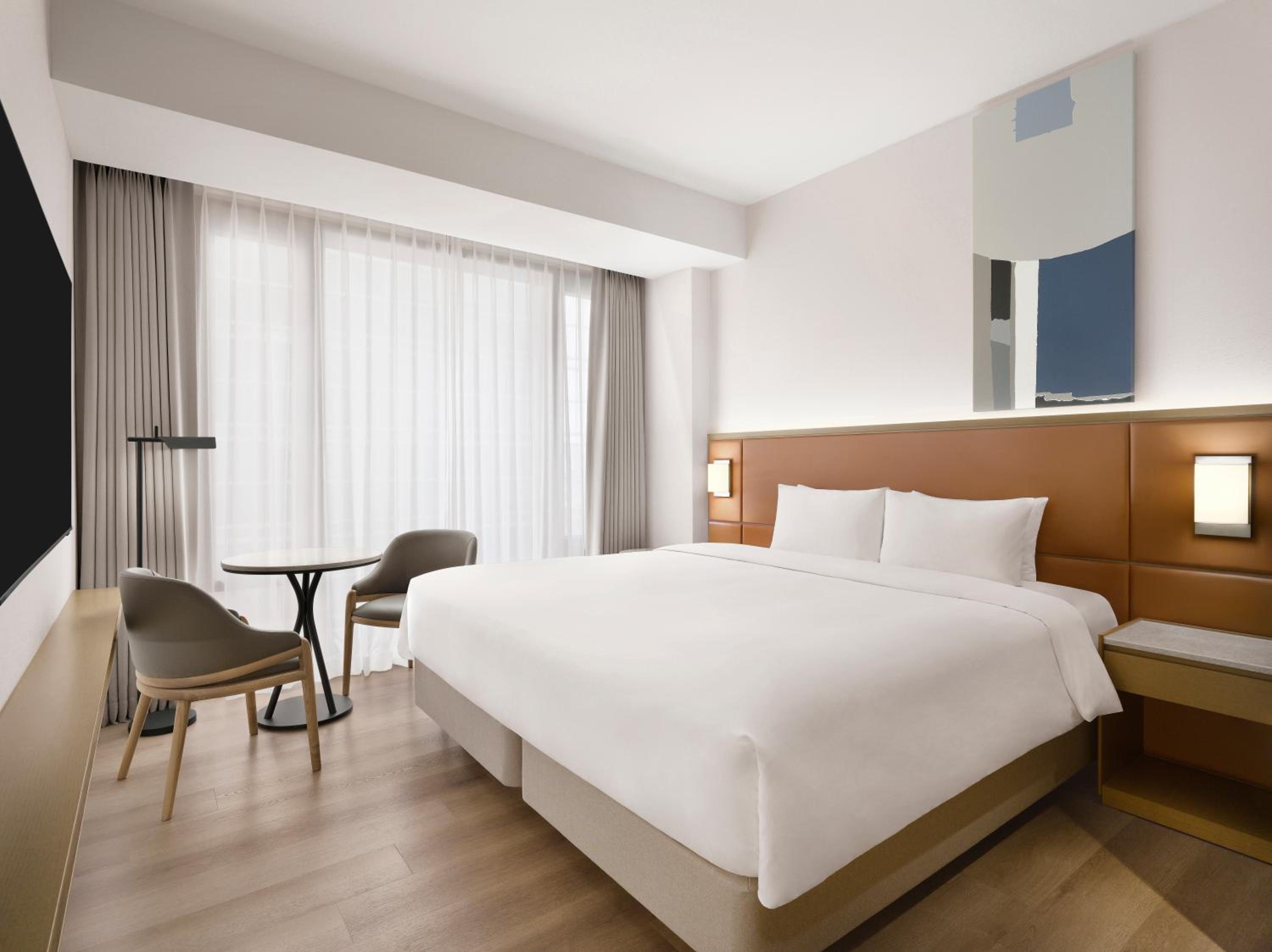 Room, King Bed, Large, AC Hotel by Marriott Seoul Gangnam 4/6