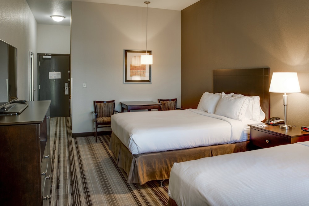 Holiday Inn Express Suites Nevada 24/66
