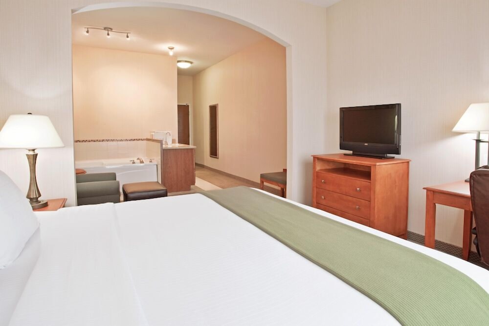Holiday Inn Express Suites Howell 18/51