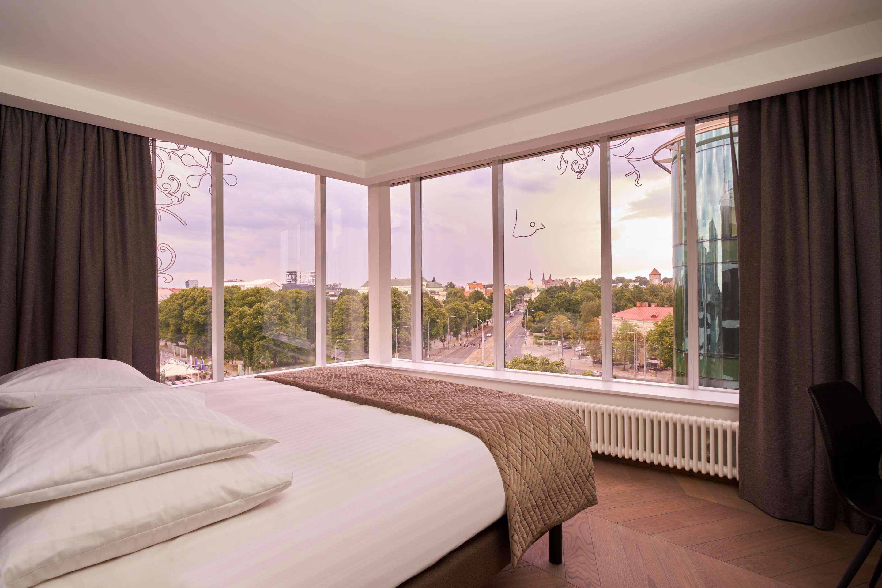 Suite, Street View, Corner