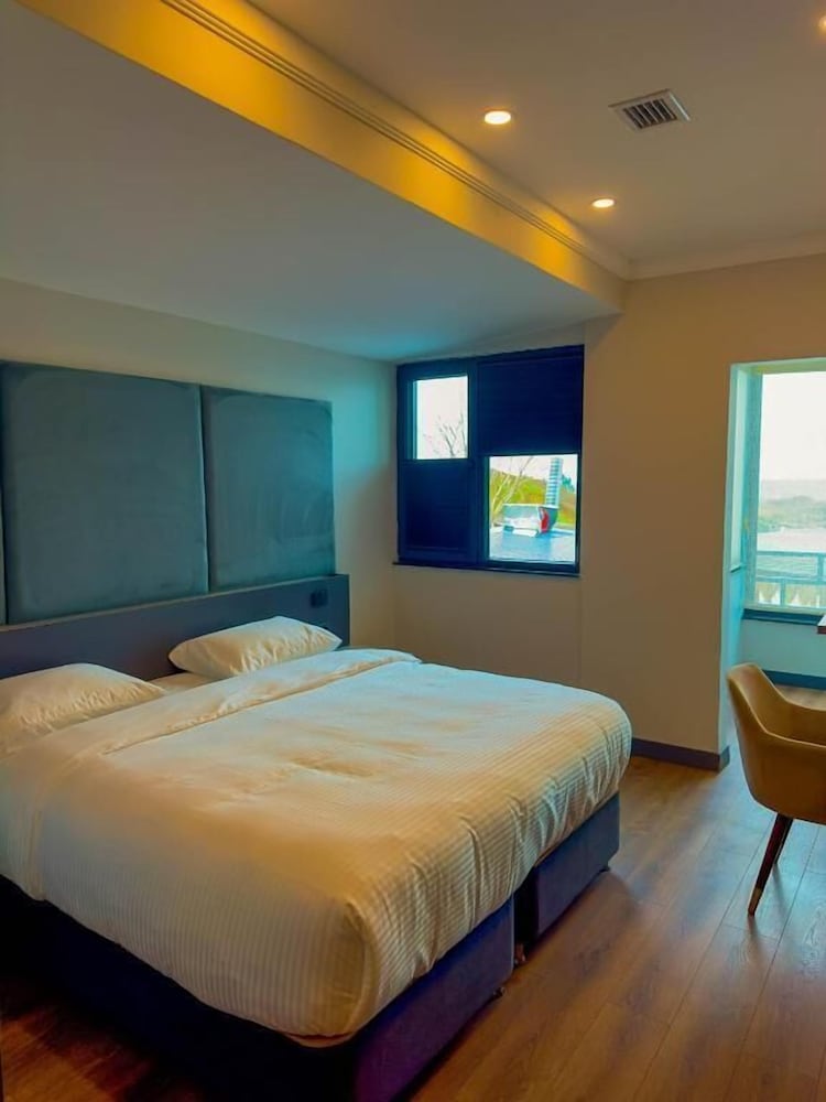 Gallery, Queen Bed