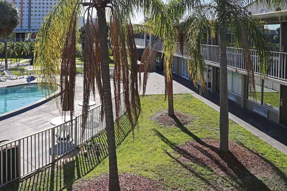 Howard Johnson by Wyndham Orlando/International Drive 26/34