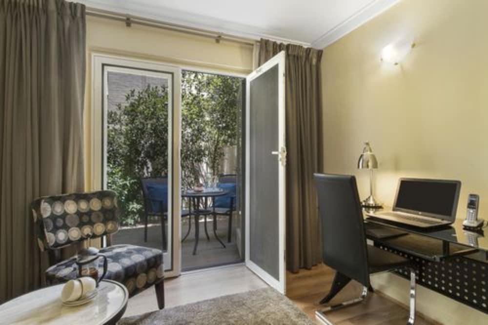 The Peninsula Riverside Serviced Apartments 63/73