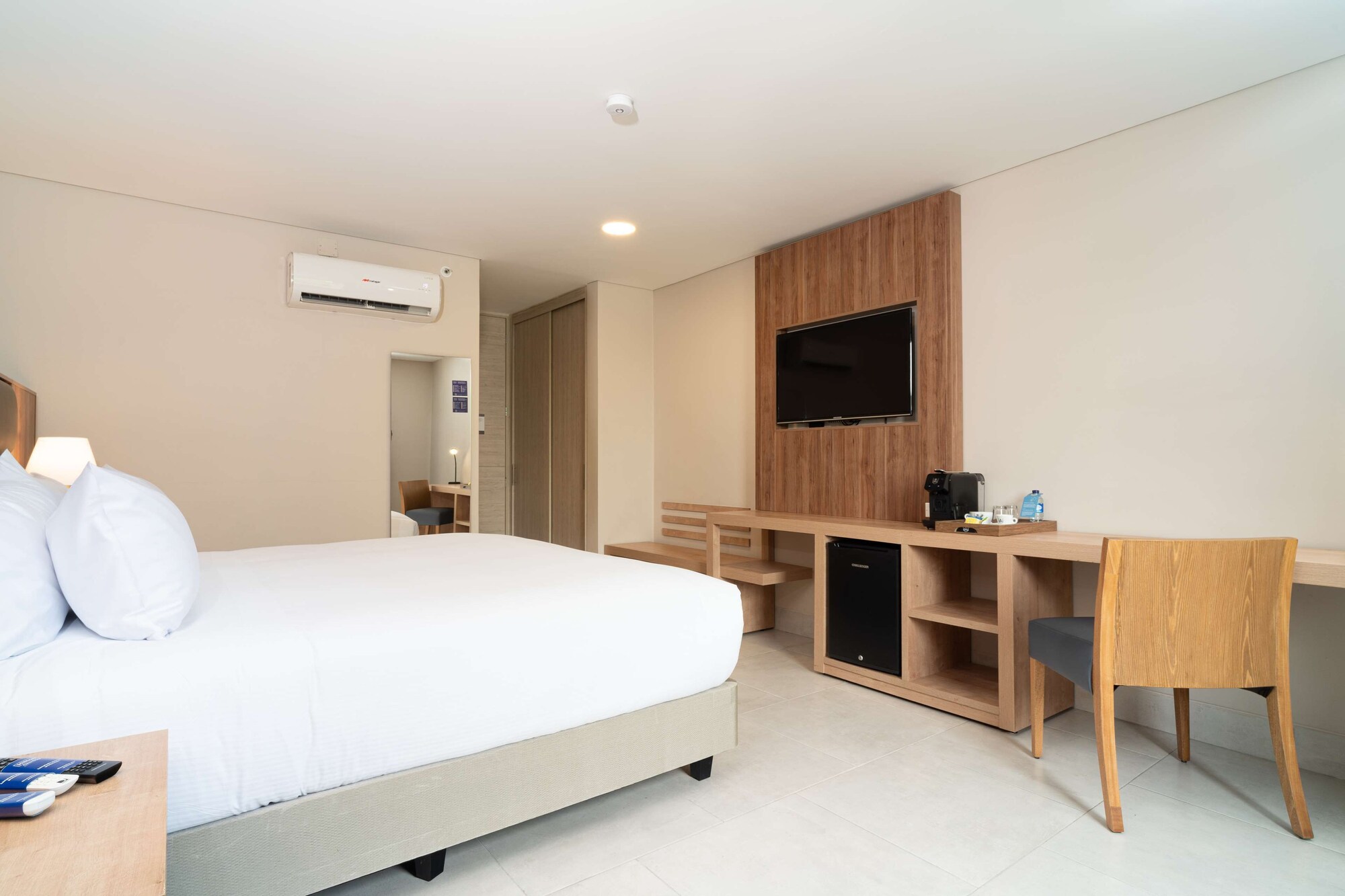ROOM, QUEEN BED