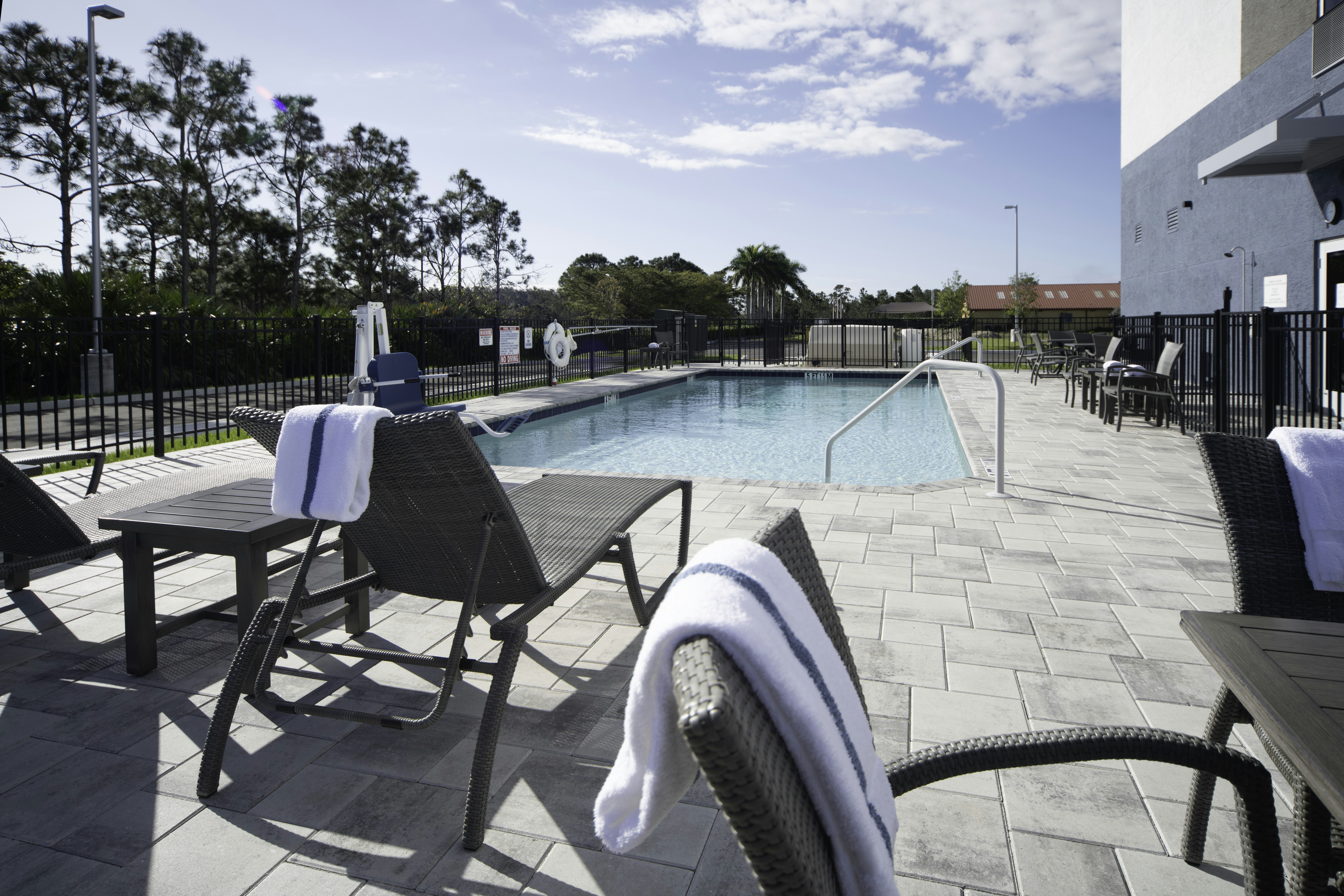 Holiday Inn Express & Suites Fort Myers Airport 30/54