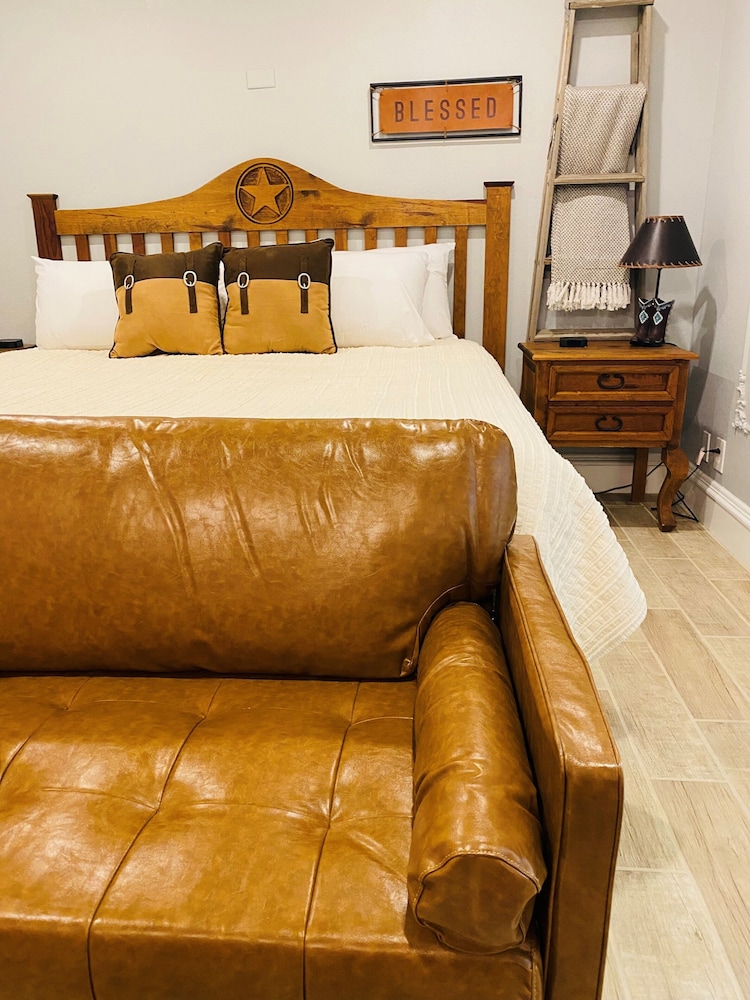 DELUXE, STUDIO, SUITE, KING BED
