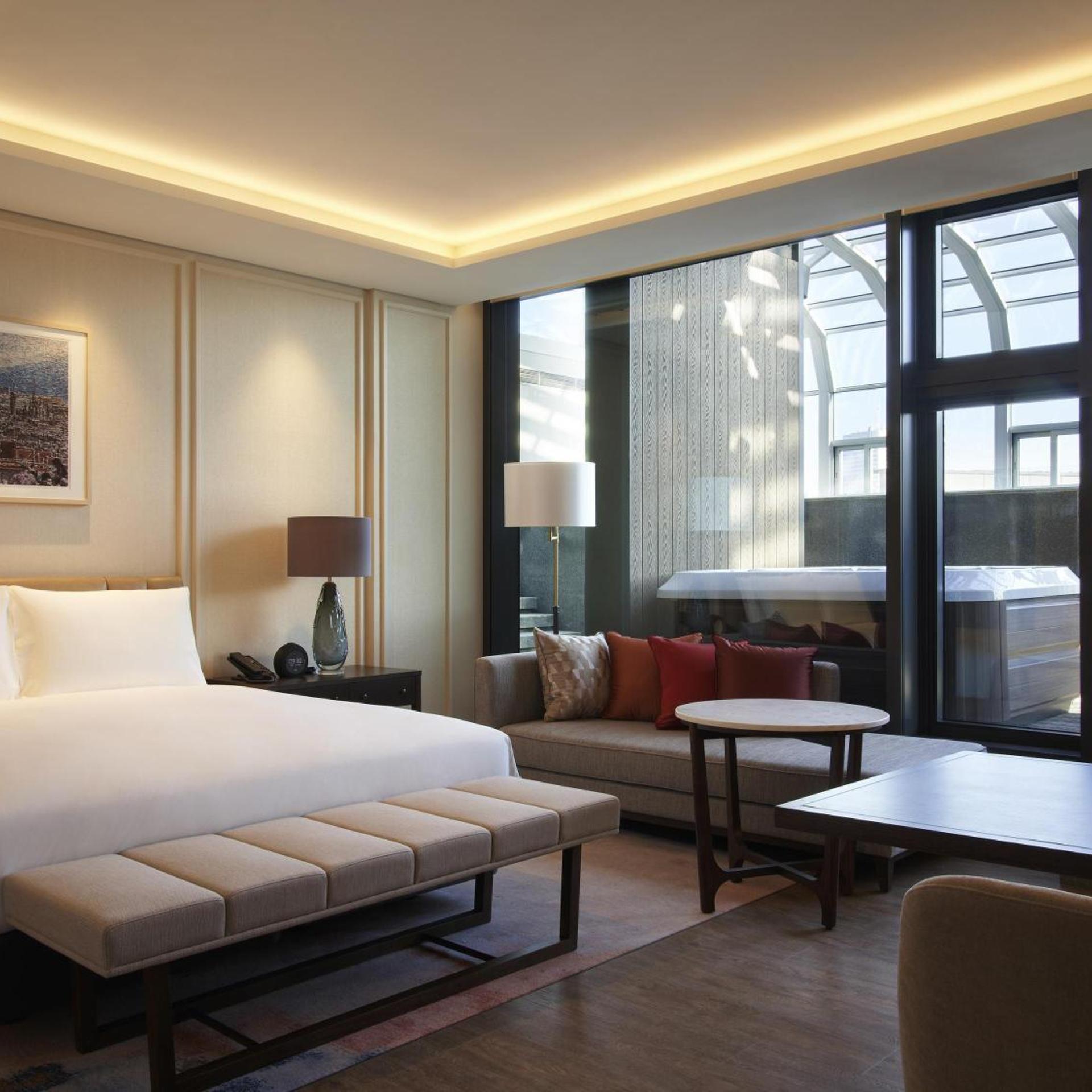 Suite, King Bed, Pool View