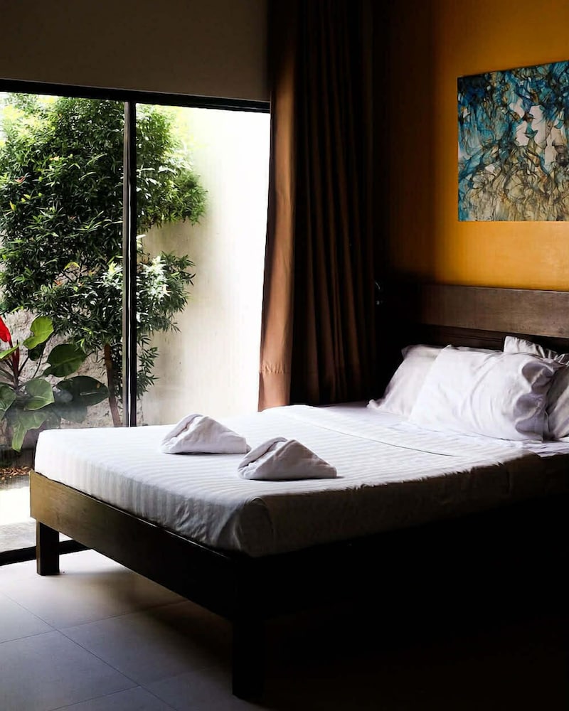Cres Ebo Mansion Hotel And Bistro 9/20