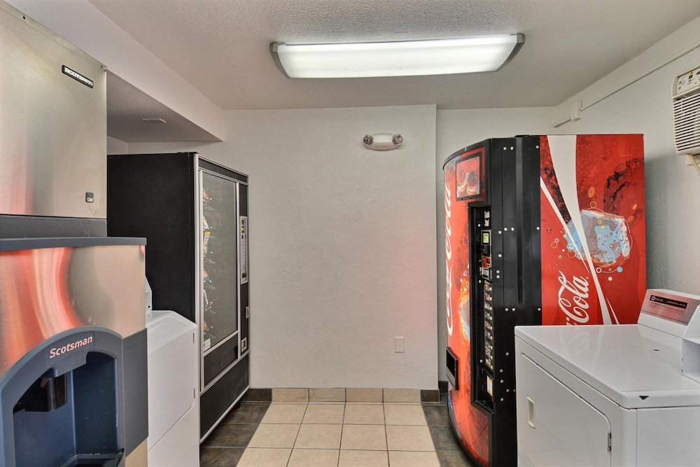 Motel6 Nashua, NH - North 37/58