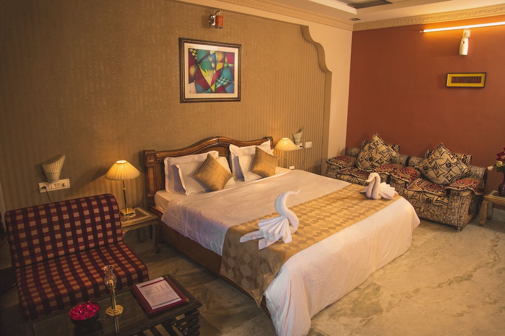 HOTEL MEENAKSHI 20/48