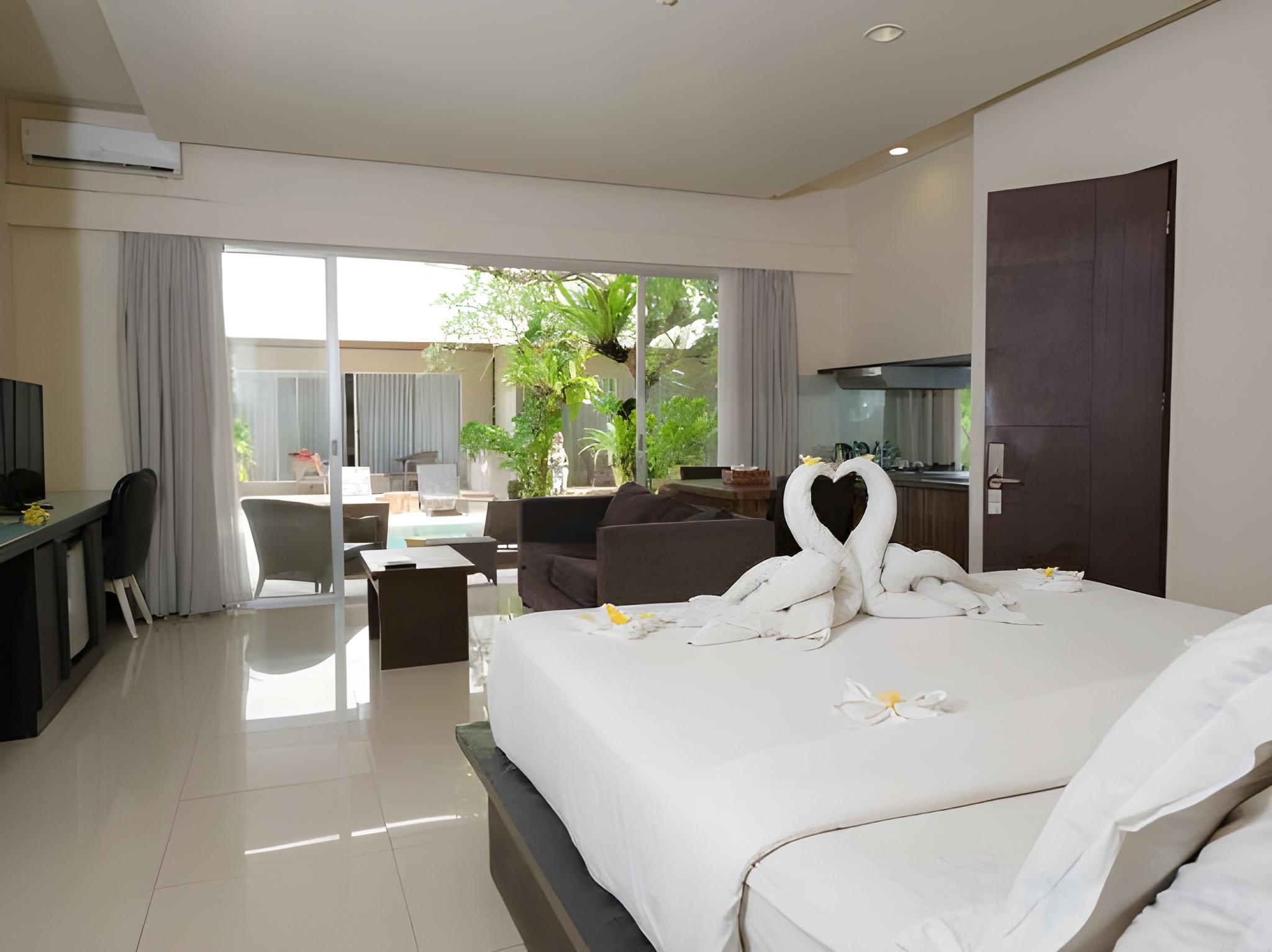 Suite, King Bed, Pool Access