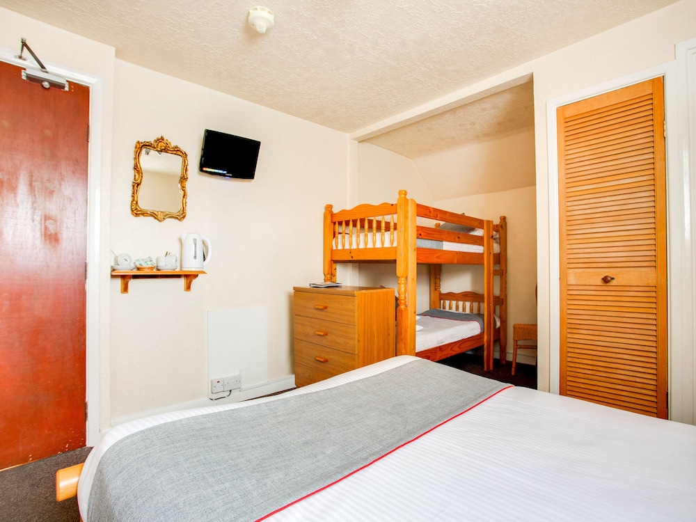 Oyo Godolphin Arms Hotel 34/67