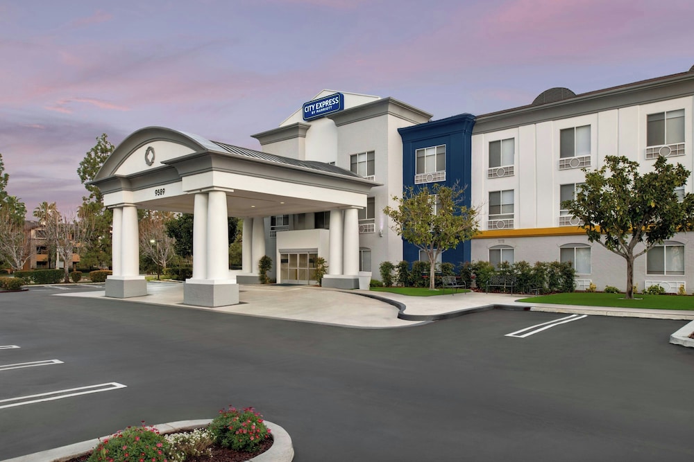 Holiday Inn Express Suites Rancho Cucamonga 51/57