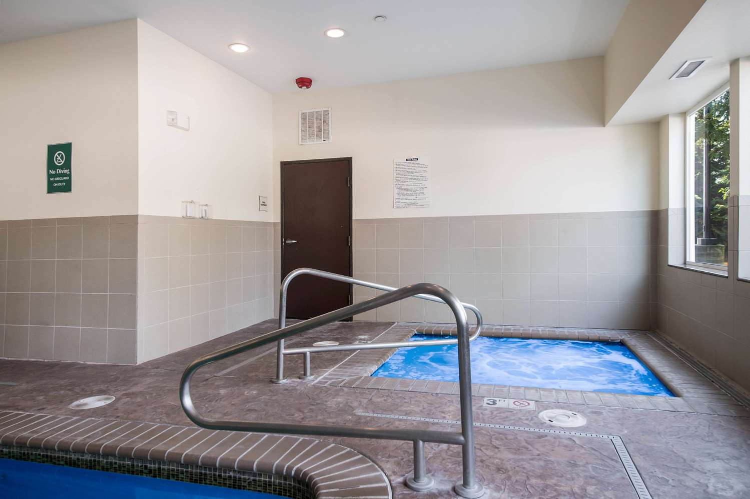La Quinta Inn and Suites by Wyndham Auburn 7/19