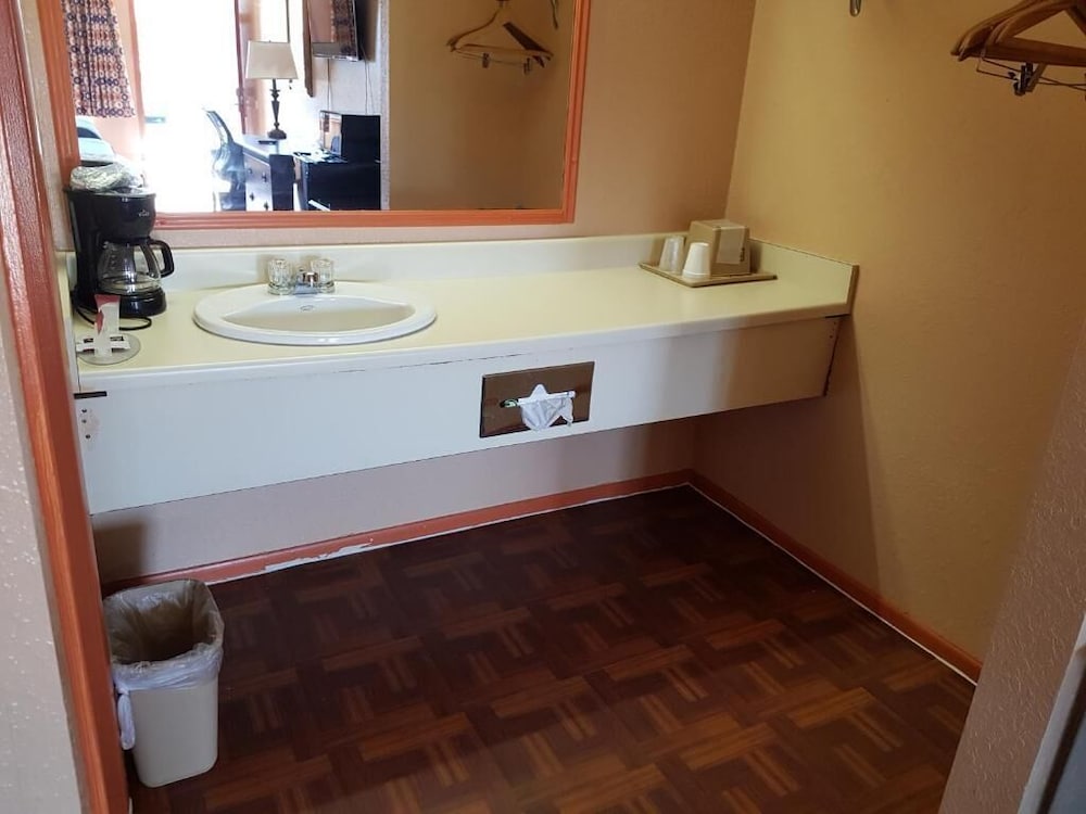 Budget Host Inn Eastland 5/56