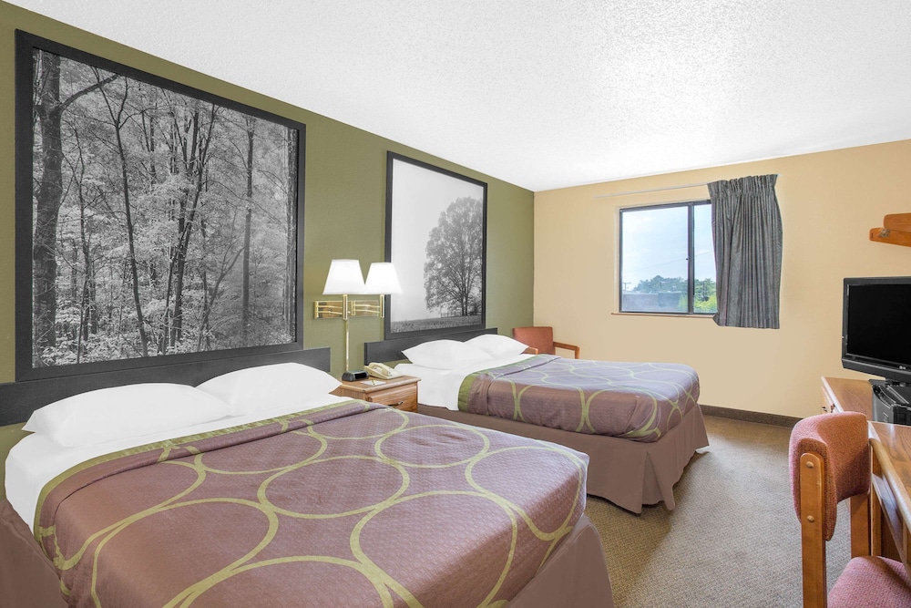 غرفة بسريرين مزدوجين، Super 8 by Wyndham Roanoke VA 3/6