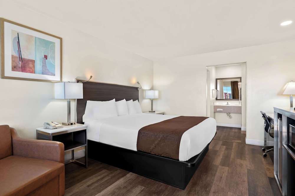 ROOM, KING BED