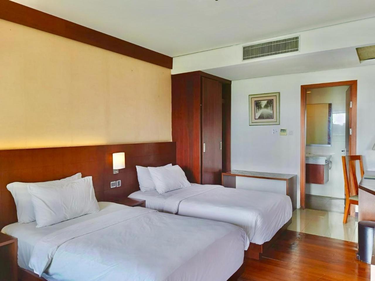 DELUXE, TWIN BEDS, NO BALCONY