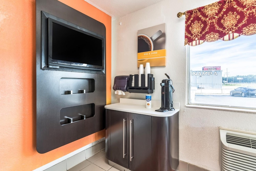 Motel6 Lumberton, NC 32/41