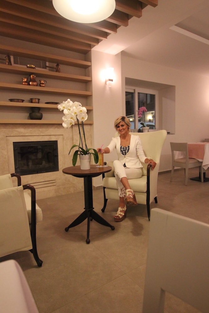 Artemis Hotel 40/69