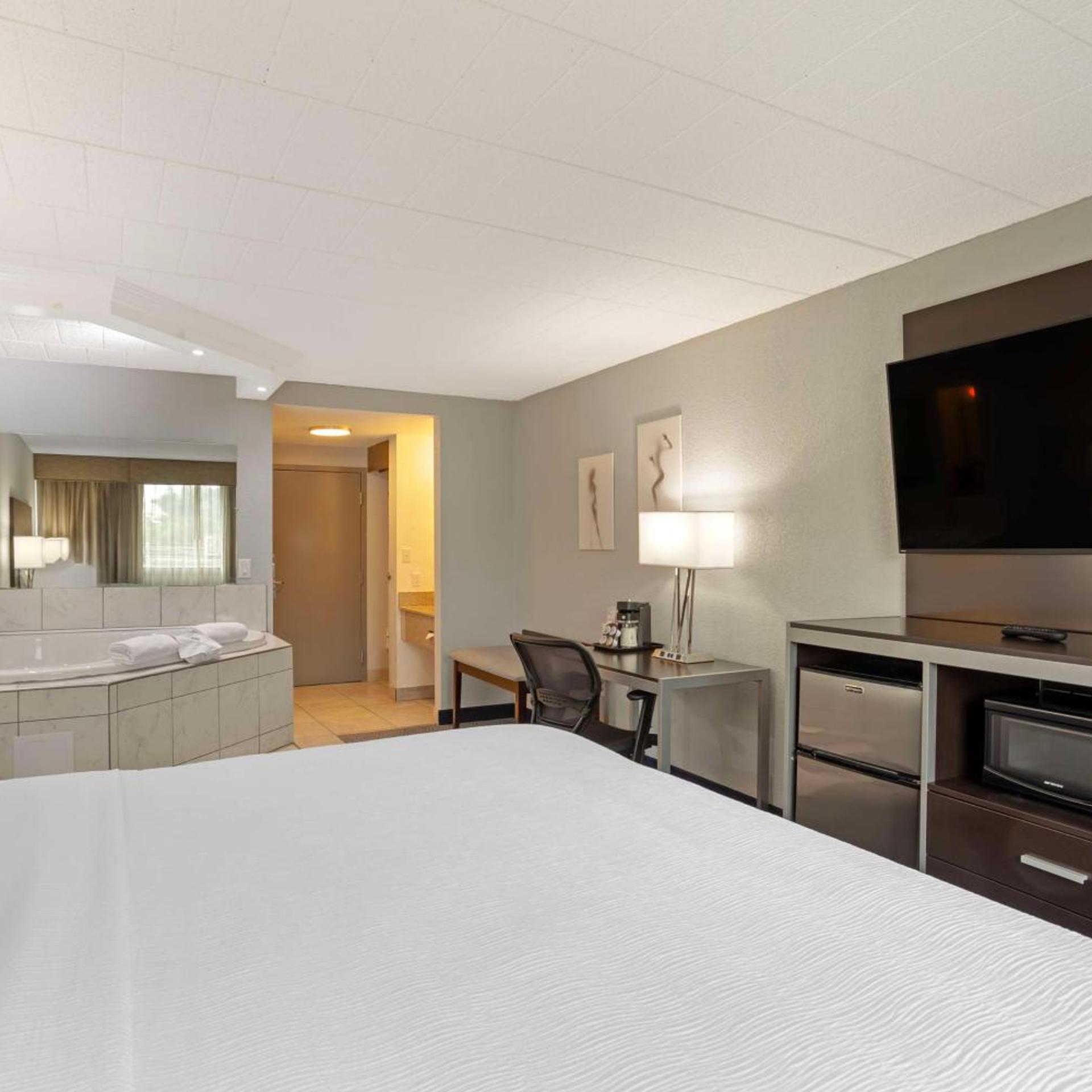 Room, King Bed, Hot Tub