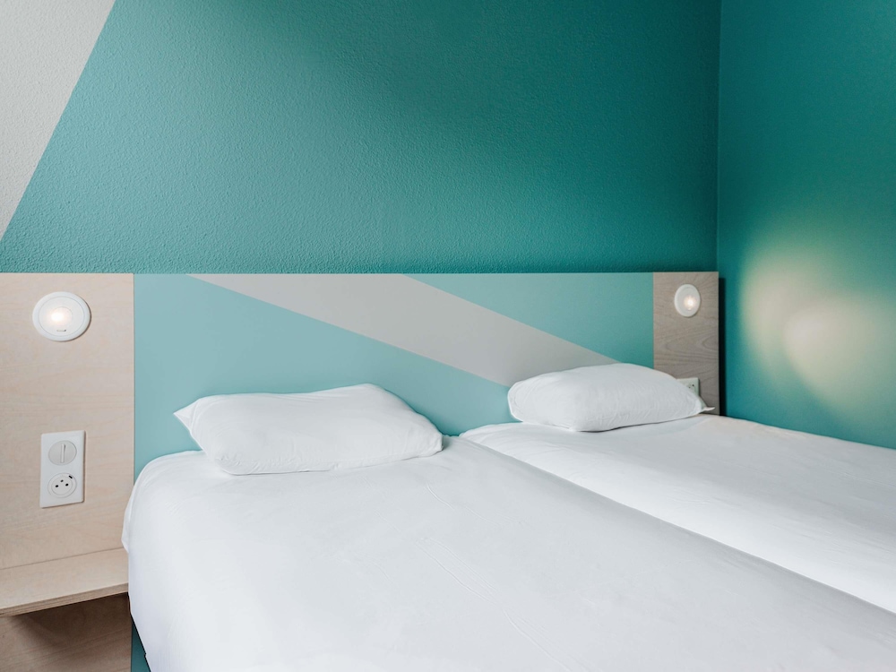 ROOM, TWIN BEDS