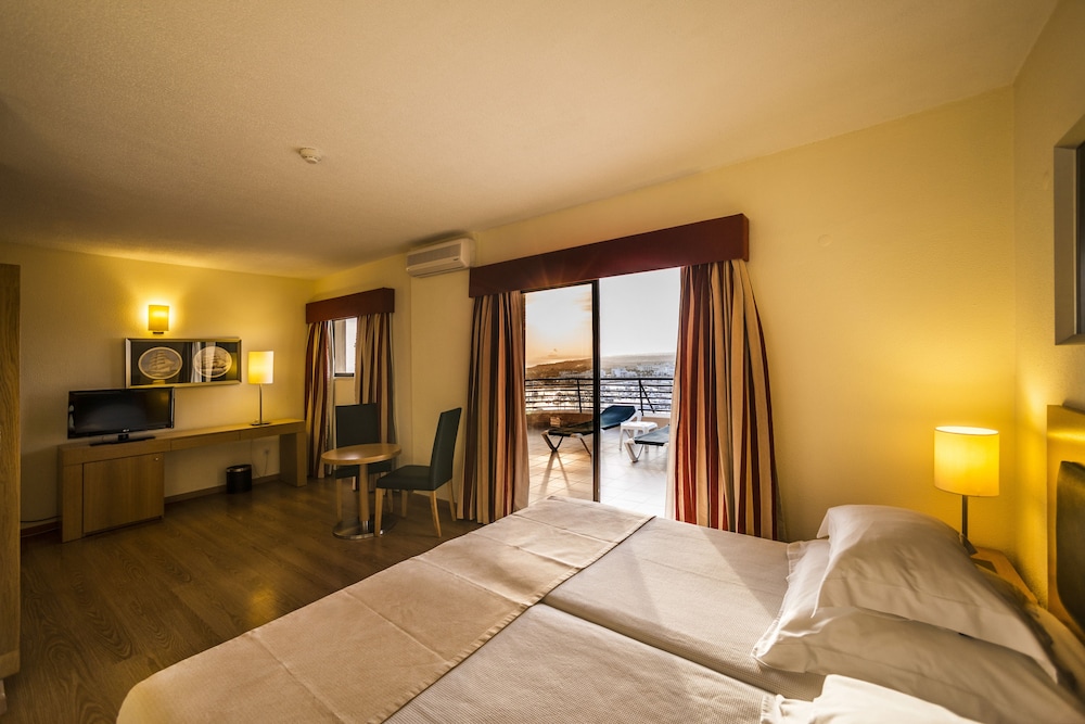 Senior, Suite, Queen Bed, Sofa