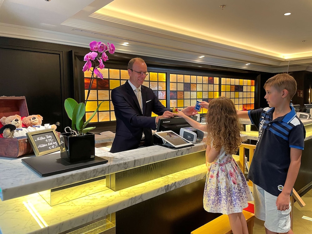 Hilton Vienna Plaza 11/83