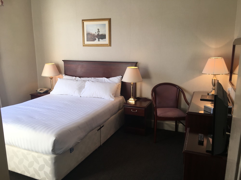 NETHYBRIDGE HOTEL 5/71