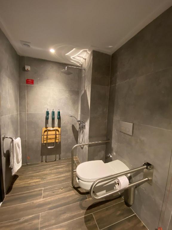غرفة بسرير كينج لذوي الإعاقة، Doubletree by Hilton Kars Sarikamis 6/6