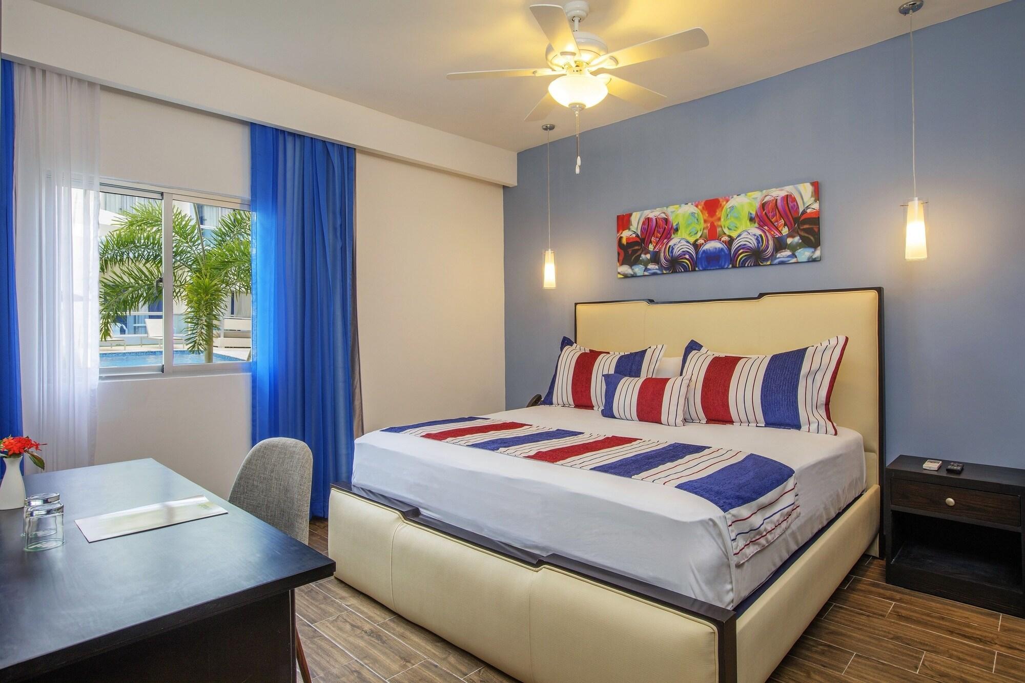 جناح جونيور بإطلالة على المسبح