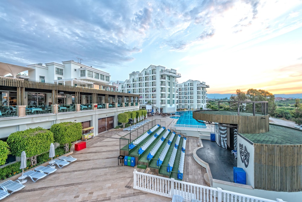 Royal Atlantis Resort Spa 66/69