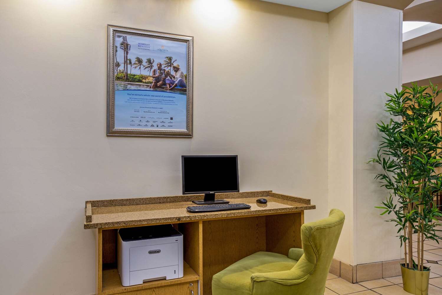 La Quinta Inn & Suites by Wyndham New Haven 42/49